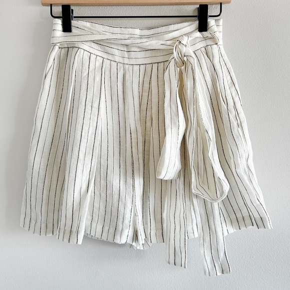 THREE GRACES LONDON Jola Striped High-rise Shorts. White UK 8 / US 4